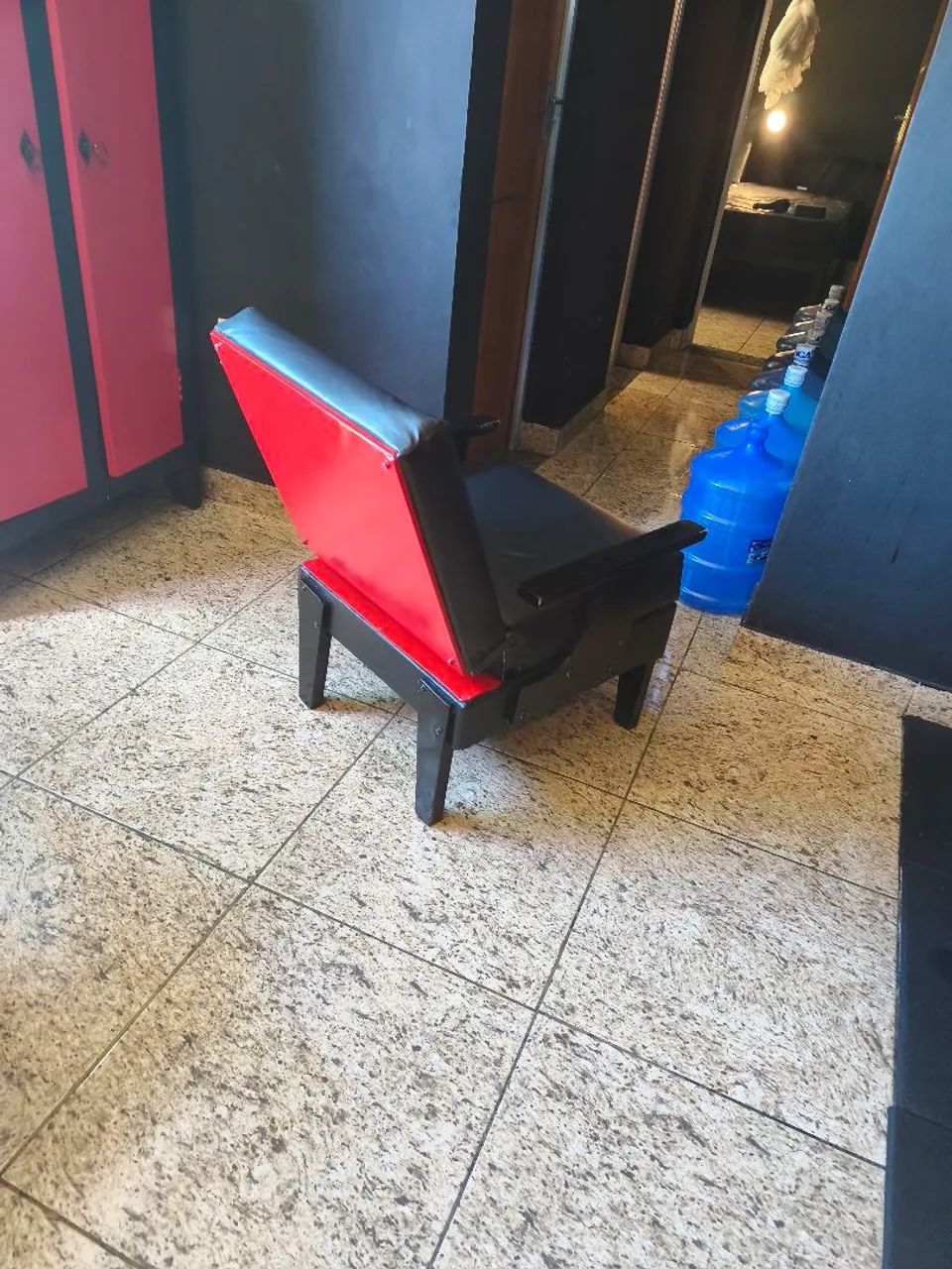 Poltrona estofada preta e vermelha com braços - bom estado - Foto 2