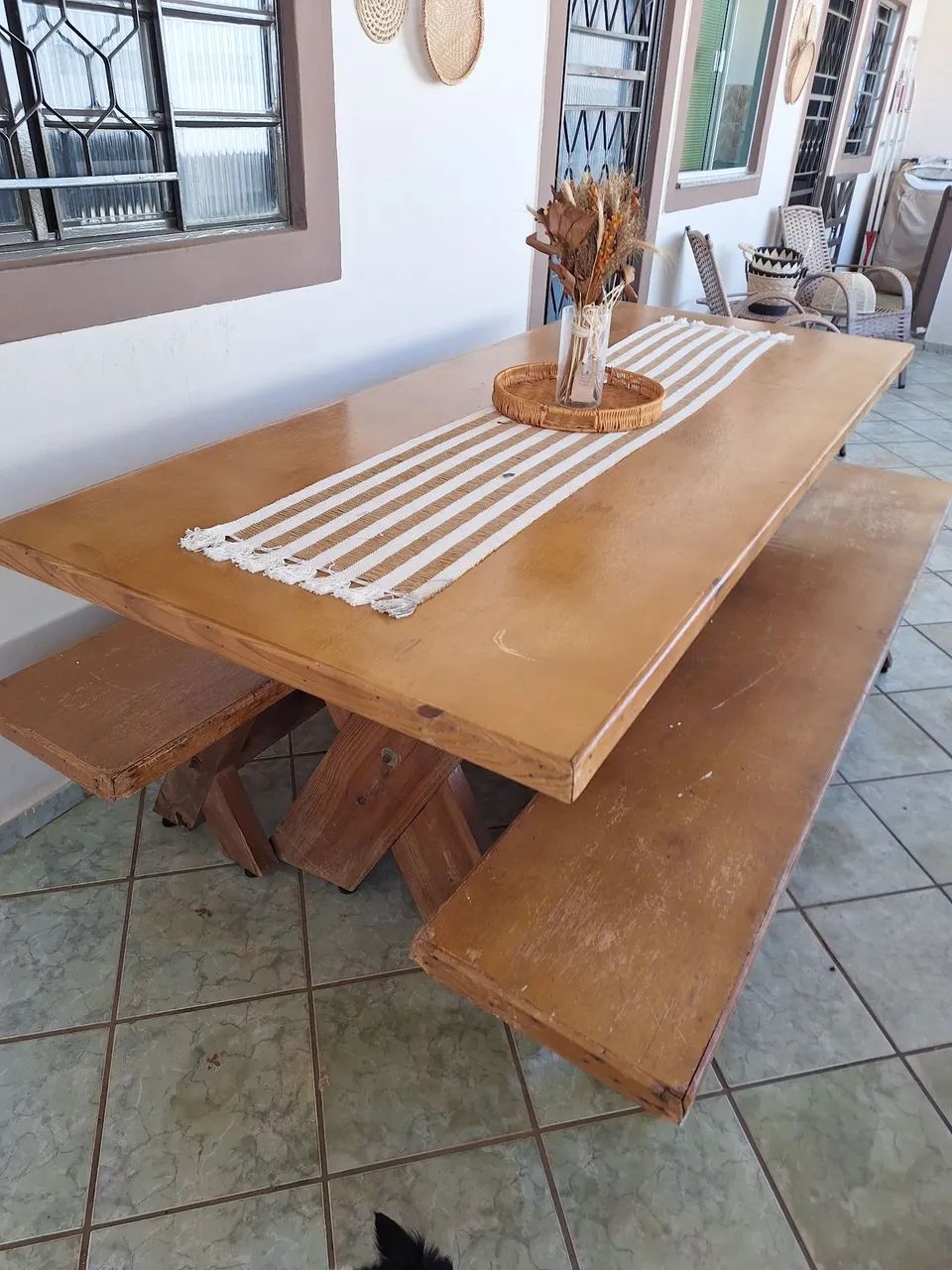Conjunto de mesa madeira com 2 bancos  