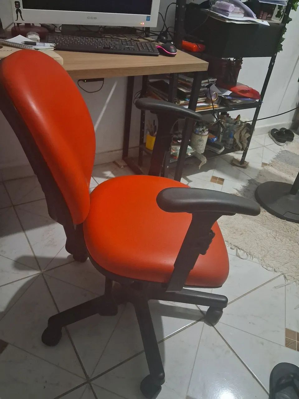 Cadeira de escritório semi nova - Foto 2