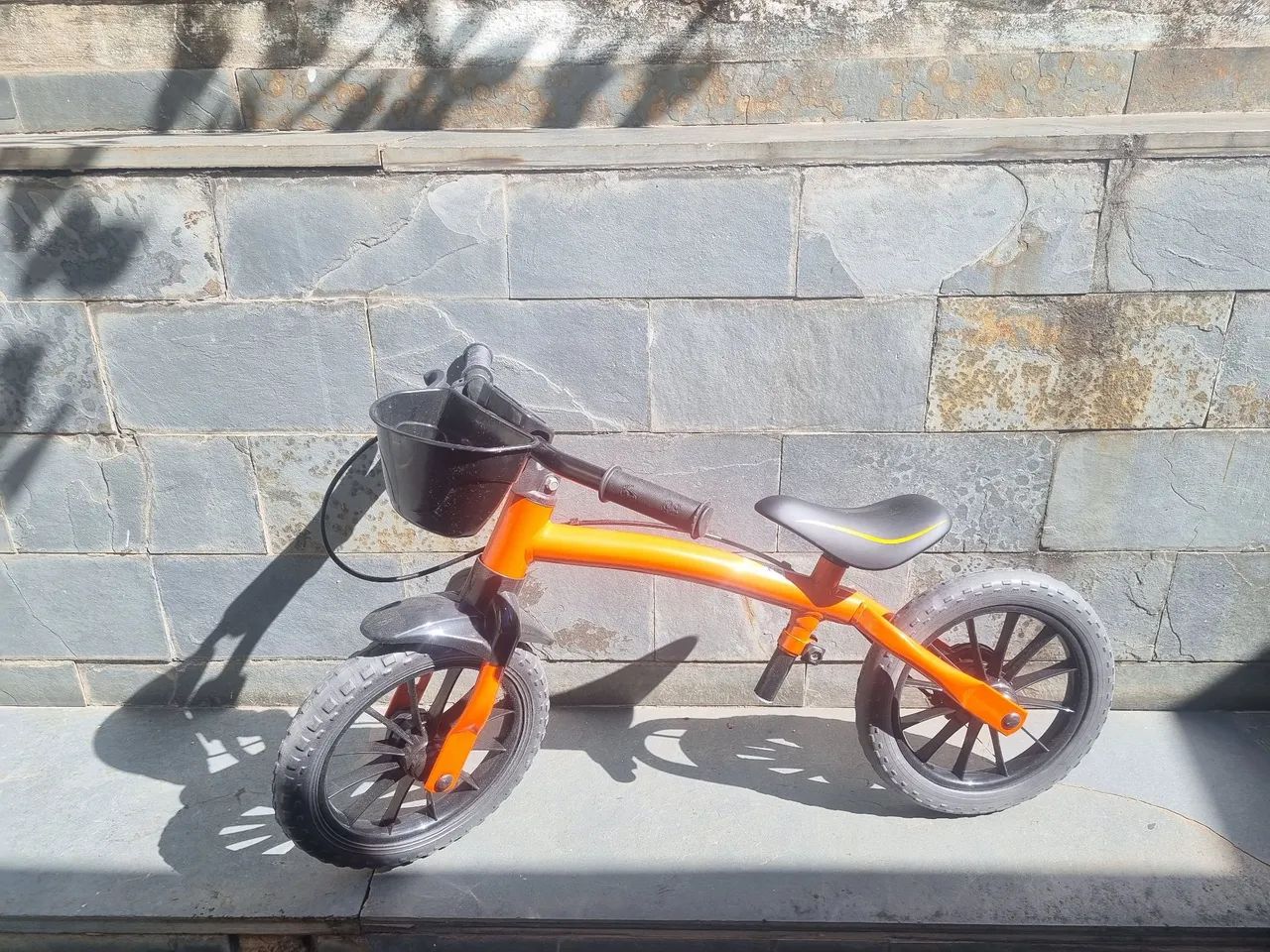 Bicicleta de equilíbrio Infantil com cestinha.