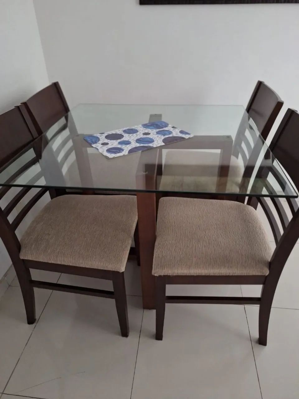 Jogo de mesa e cadeiras ( ÓTIMO ESTADO)