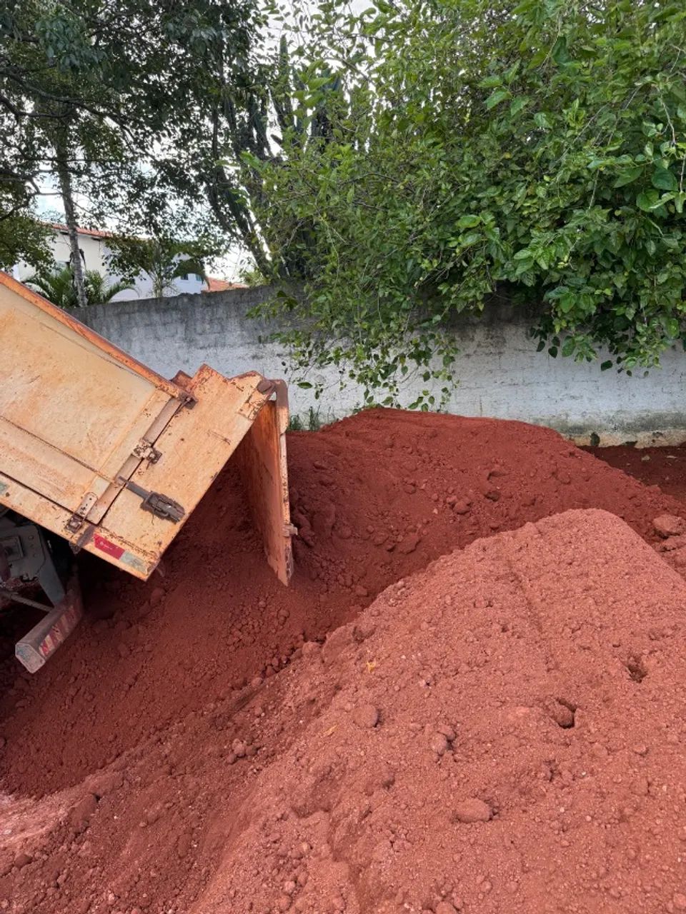 Terra vermelha para aterro
