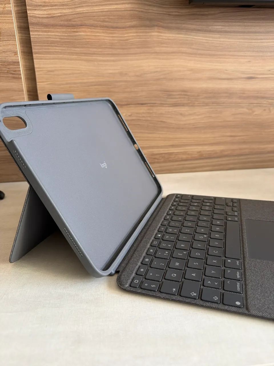 Case teclado logitech combo touch ipad 10 geração e A16 - Foto 3