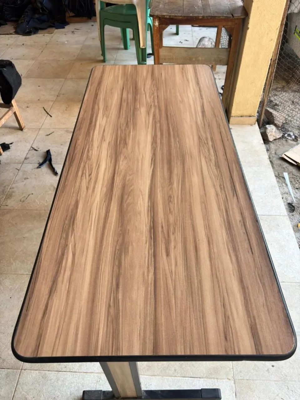 Mesa de Escritório em Madeira com Estrutura de Ferro e Gavetas - Foto 4