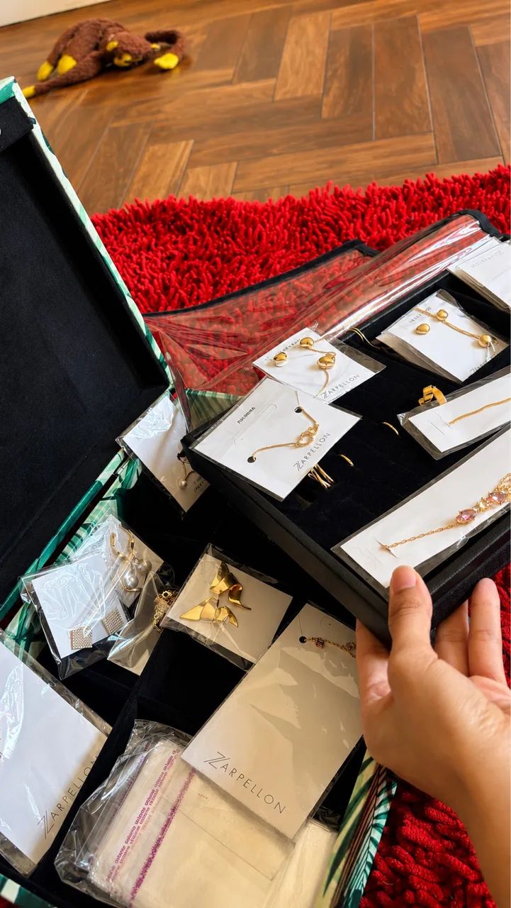 Maleta com 23 peças de semijoias 18k - Foto 2