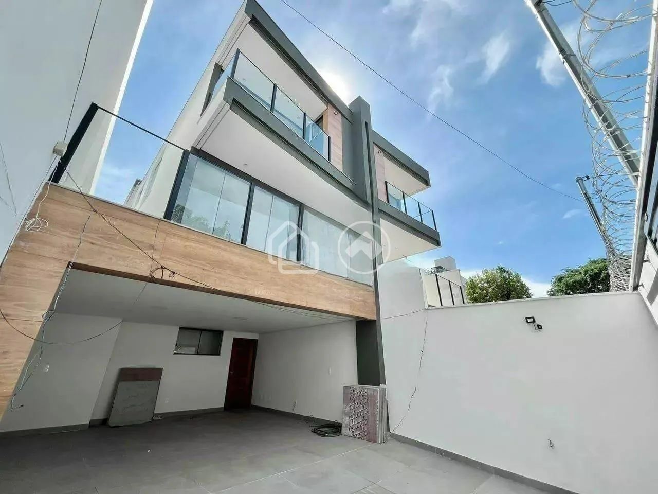 Casa Geminada Triplex de Alto Padrão no Planalto  3 Quartos, 4 Vagas!