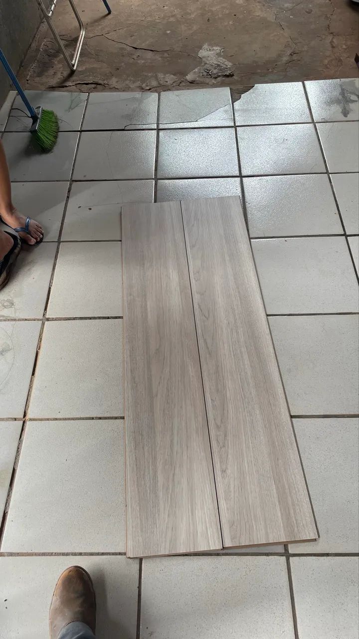 Click-lock laminate flooring