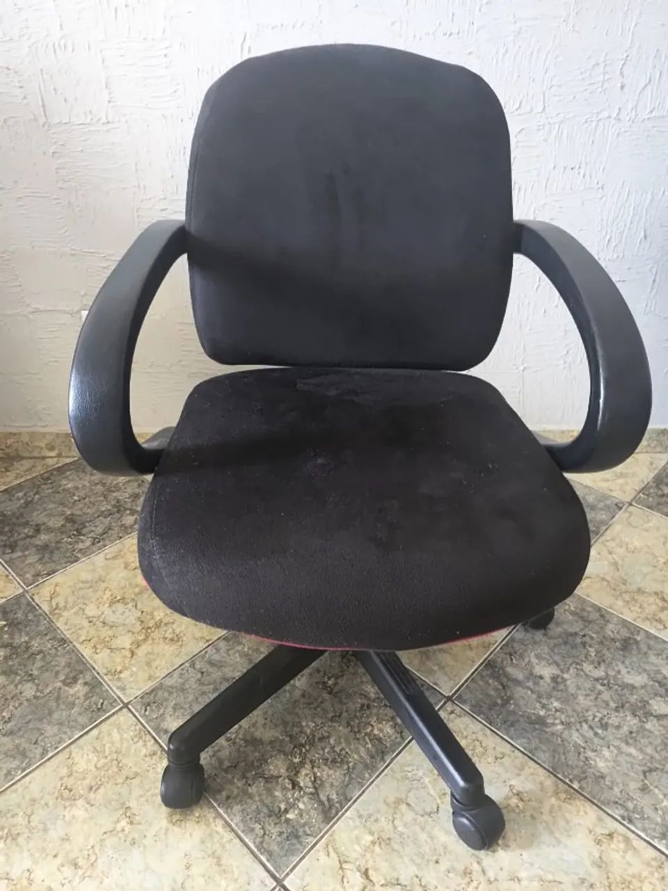Cadeira de Escritório Preta / Vermelha Giratória - Ótima Oportunidade!