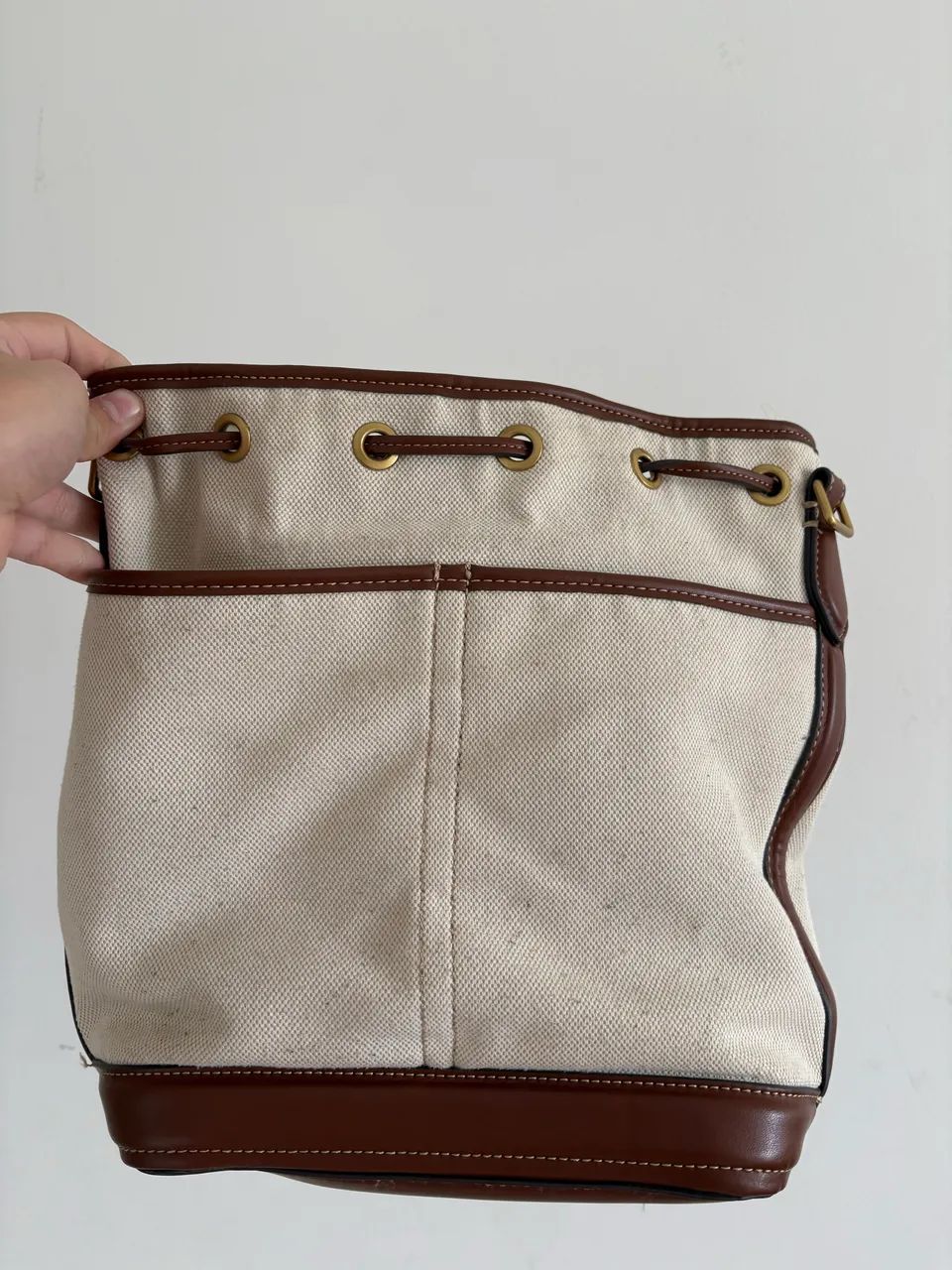 Bolsa de ombro com cordão e detalhes em couro