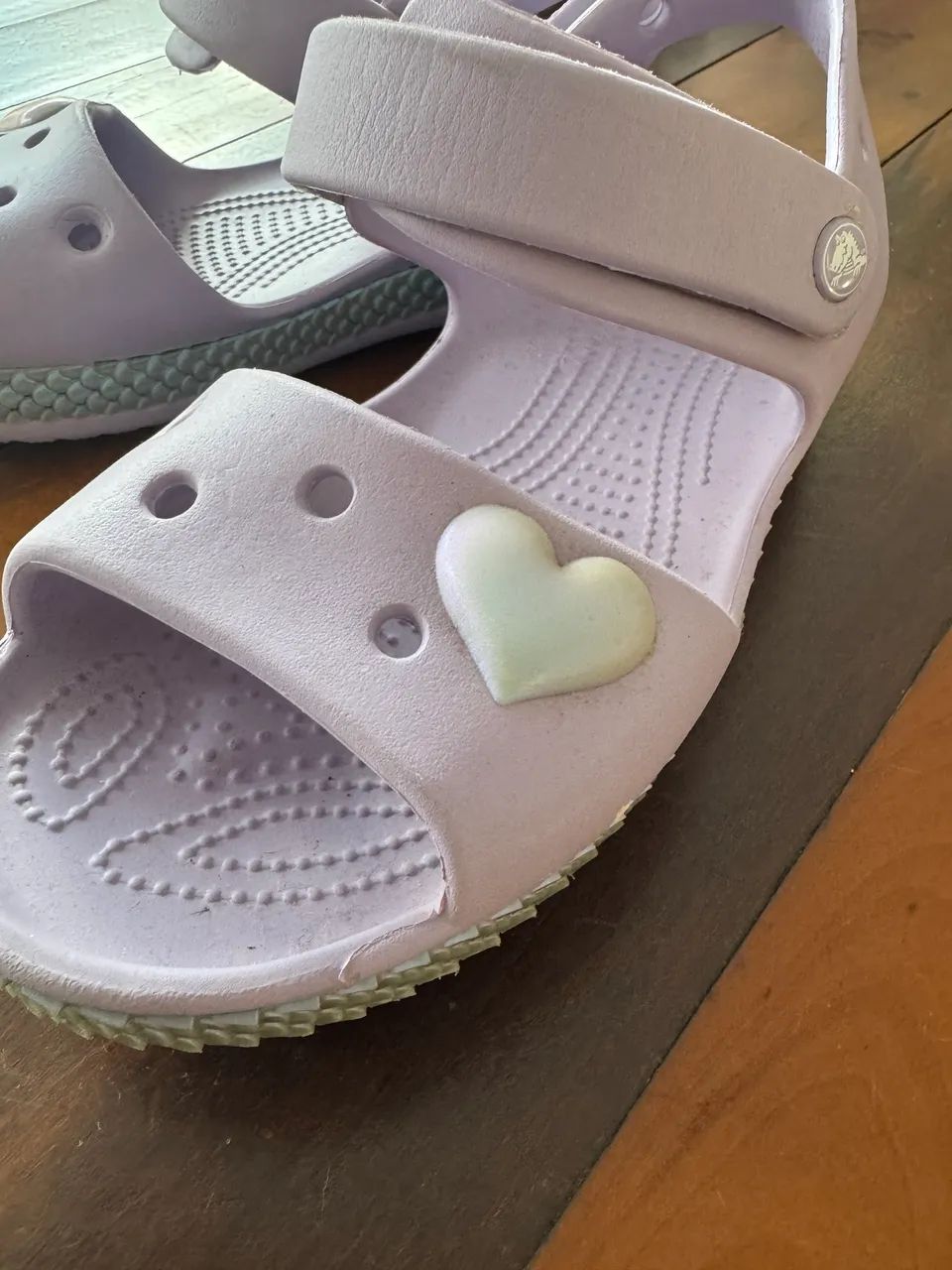 Sandália Crocs com detalhe de coração 