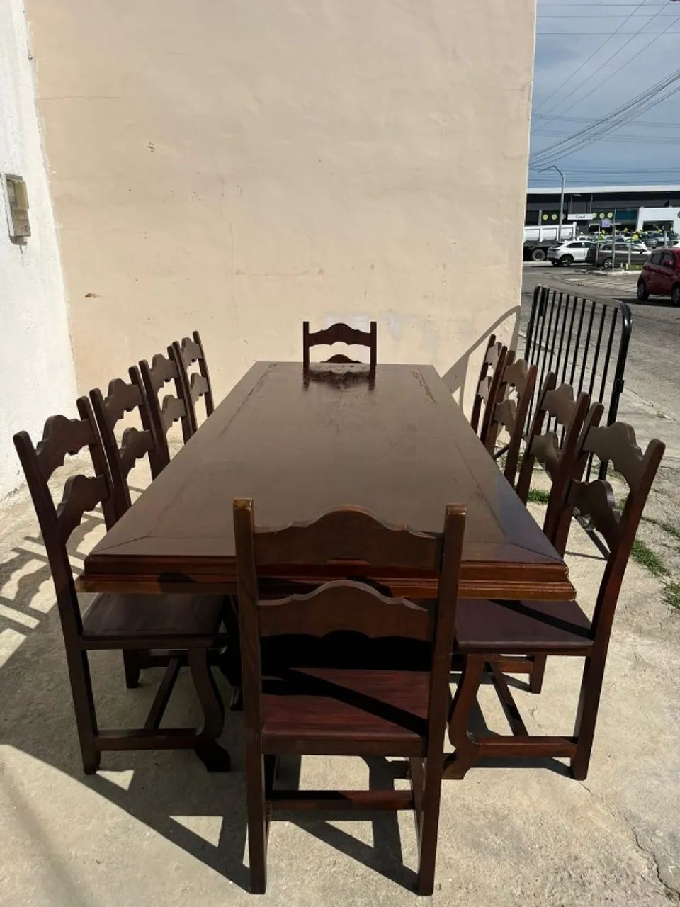 vendo mesa c/ 10 cadeiras de madeira macica 