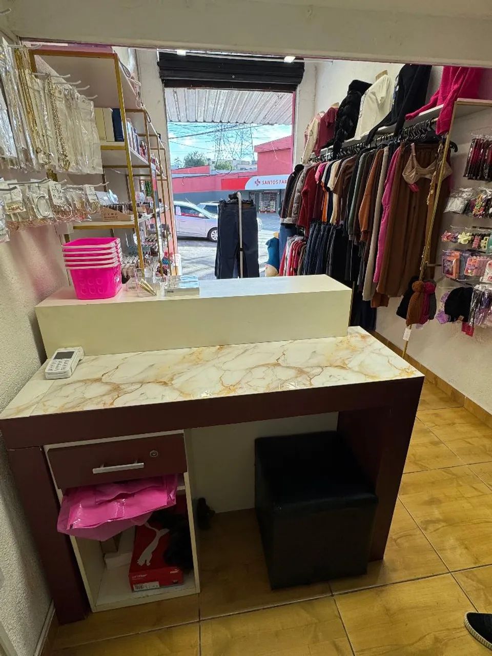 Passo ponto de loja de roupas, maquiagens e acessórios 