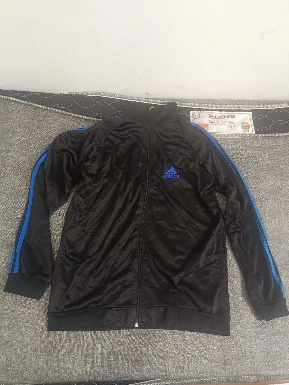 JAQUETA PRETA COM LISTRA AZUL DA ADIDAS COM ZÍPER - Roupas