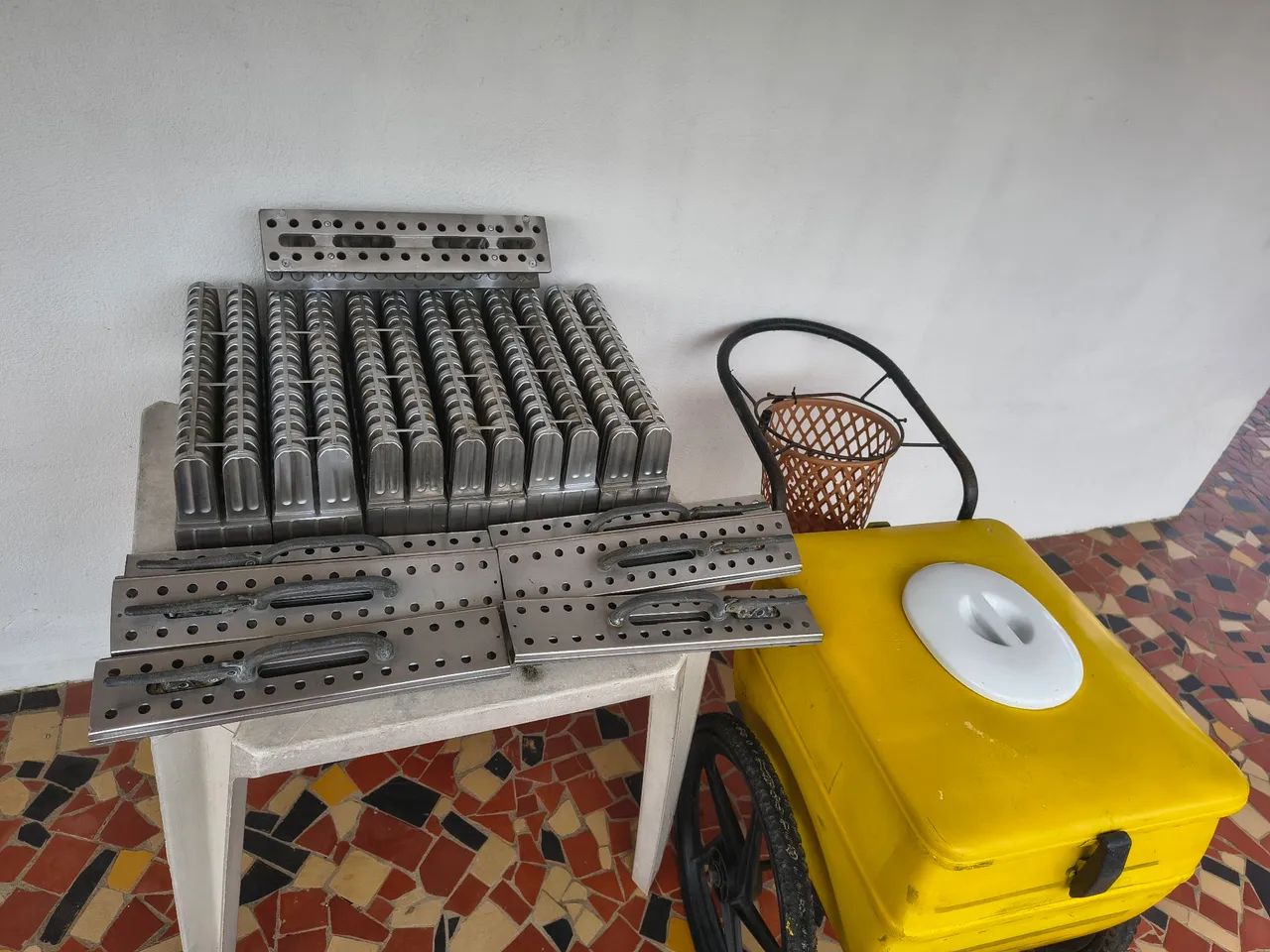Carrinho de picolé usado e kit completo de formas com extratores e alinhador de picolé  - Foto 3