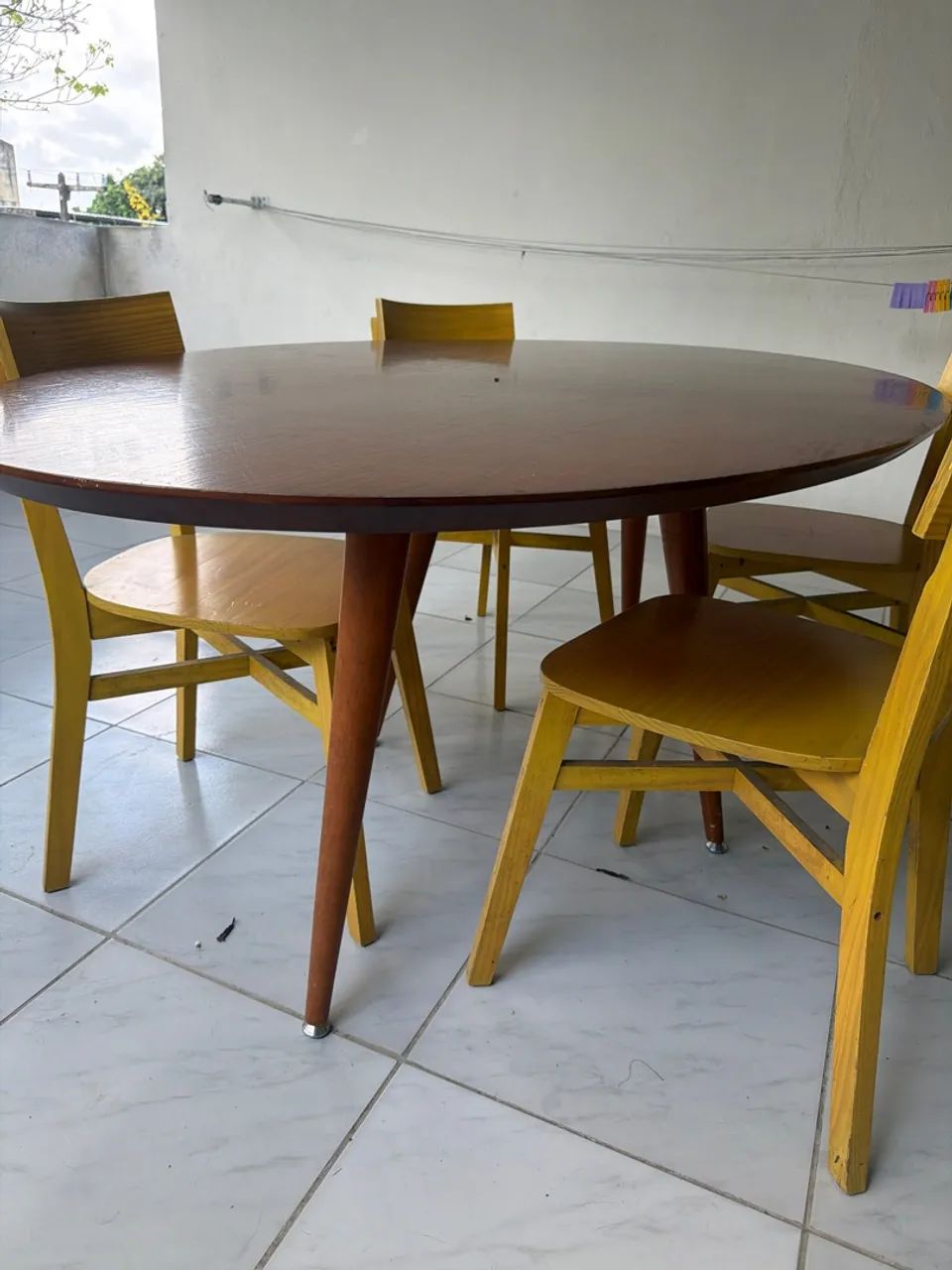 Mesa de madeira com 4 cadeiras  - Foto 2