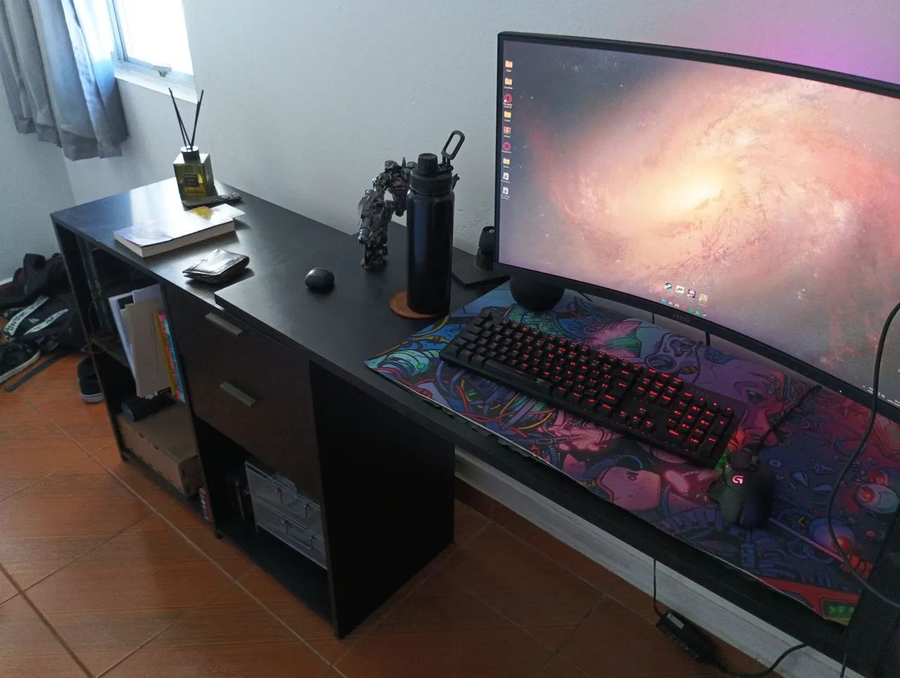 Mesa para escritório com gaveteiro e nicho - Foto 3