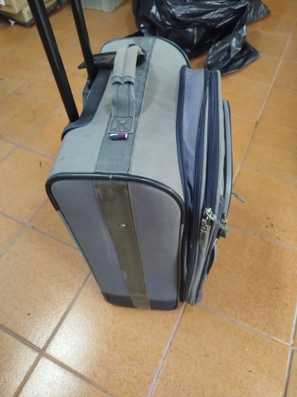 Mala Tommy Hilfiger Original de Viagem  na Cor Cinza - Foto 3