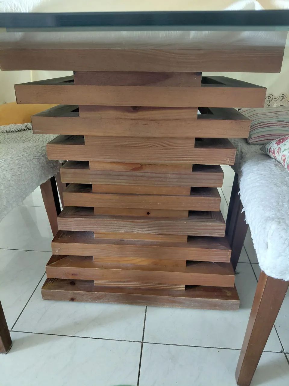 Mesa de jantar Tampo de Vidro e Base em Madeira Maciça Trabalhada<br> - Foto 2