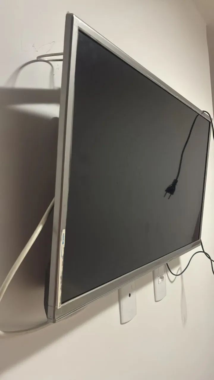 TV 32 POLEGADAS ( NÃO É SMART)
