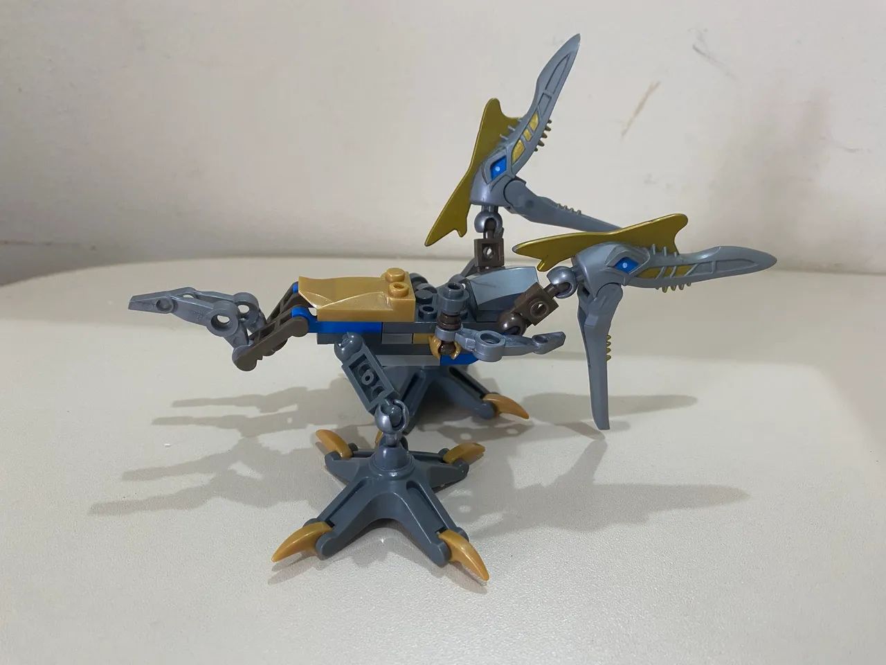 lego dinossauro articulado cinza e dourado