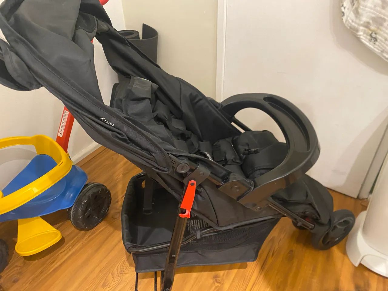 Carrinho de Bebê Cosco Toffy Preto - Foto 3