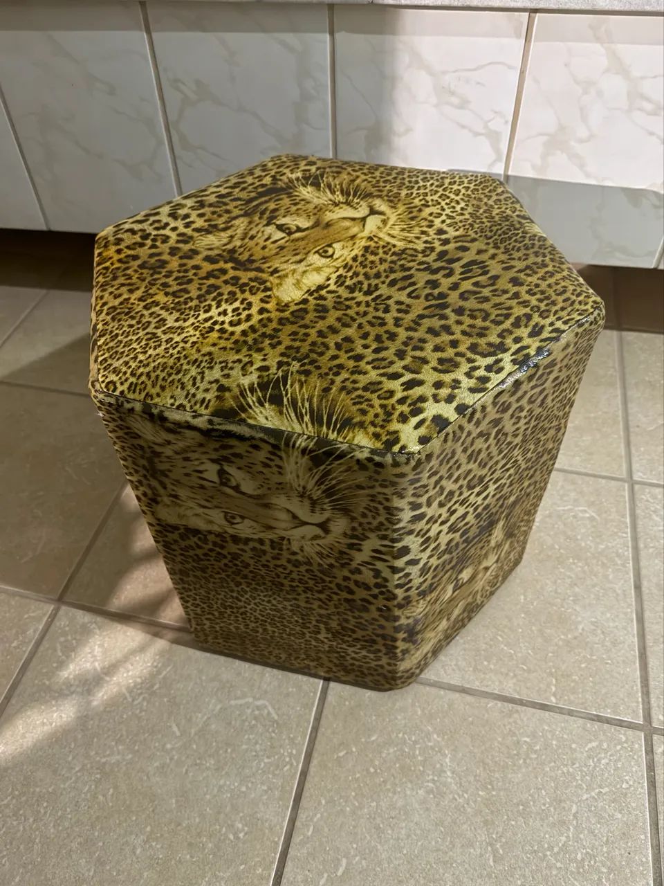 Puff estofado com estampa de onça
