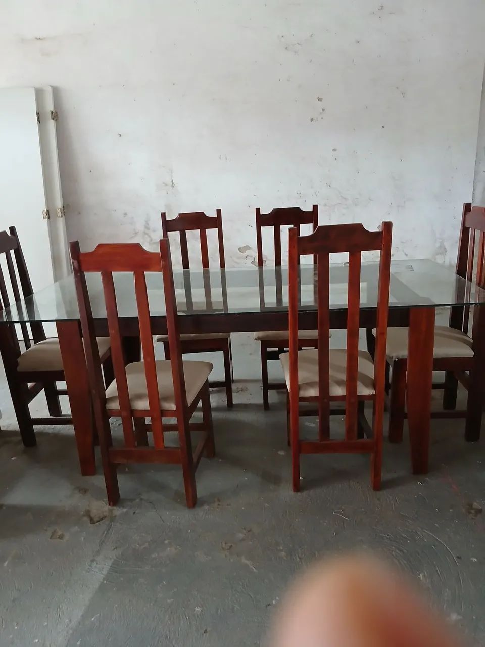 .uma mesa com quarto cadeiras. Novas. 