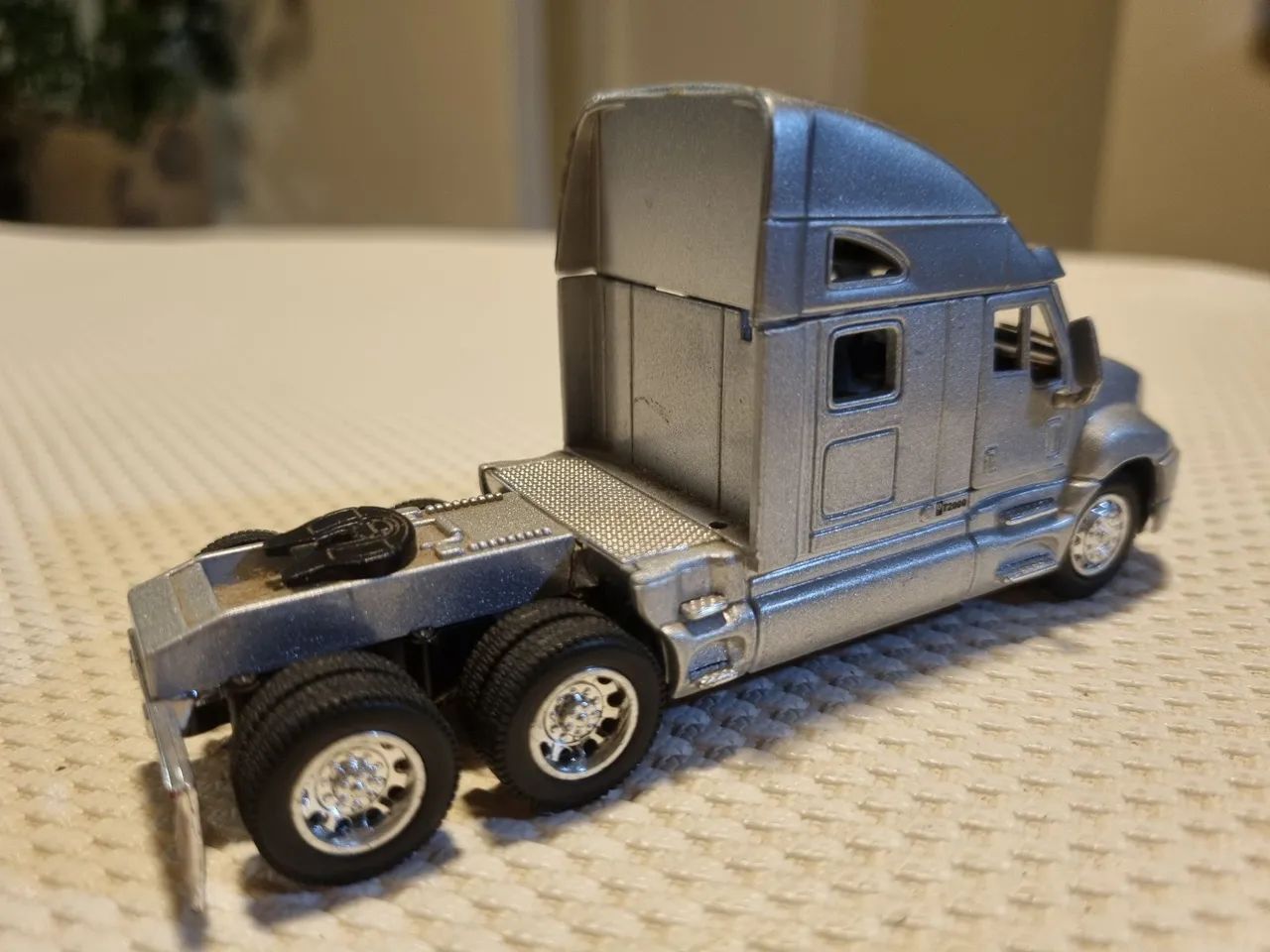 Miniatura Caminhão Kenworth T2000 Kinsmart Prata - Foto 4