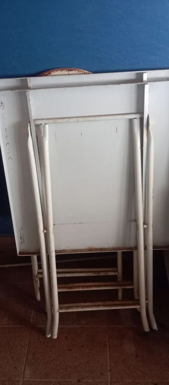 2 messas com kit de 4 cadeiras cada uma!.