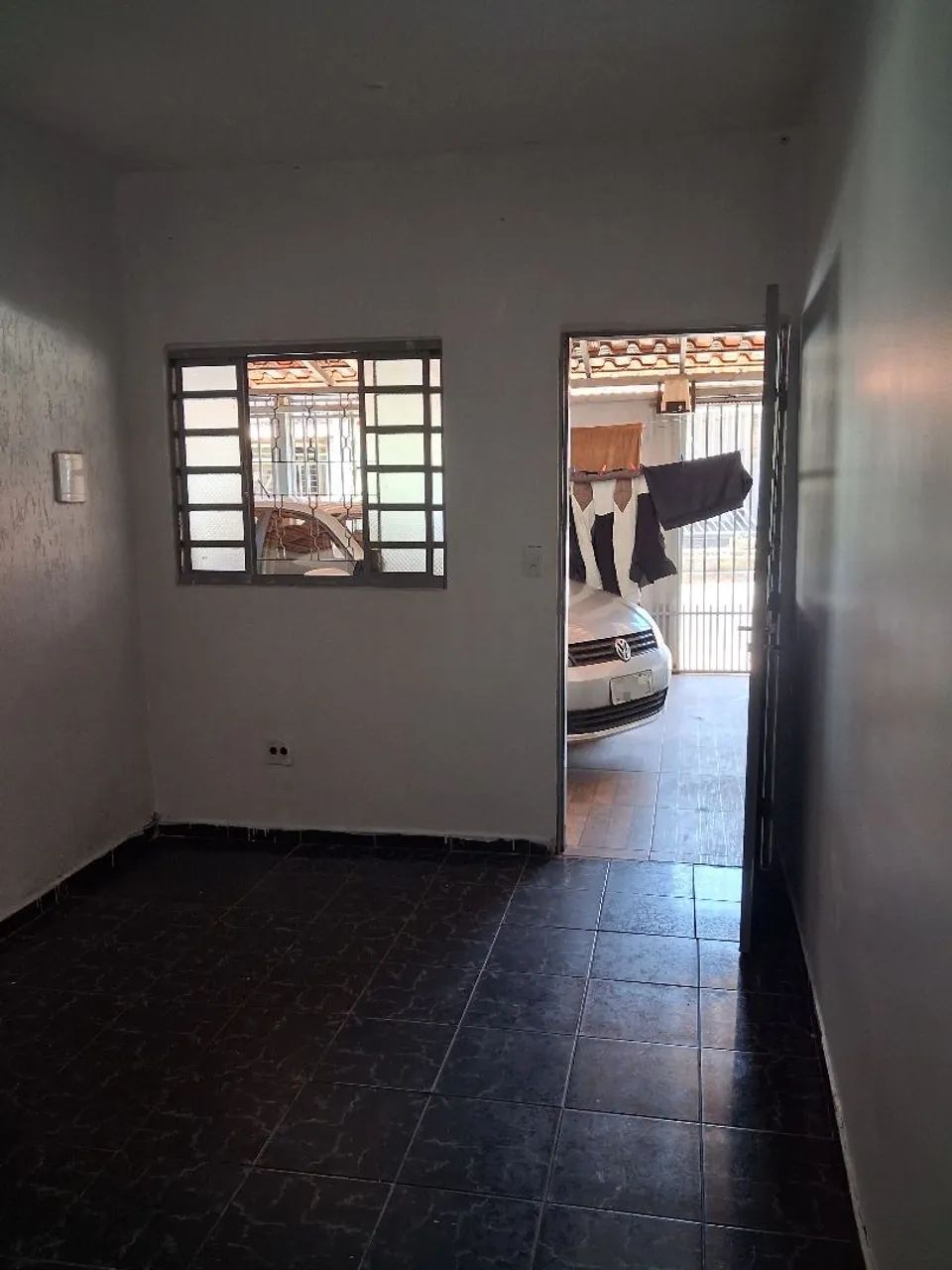 Alugo casa com  dois quartos na 104. Recanto das emas
