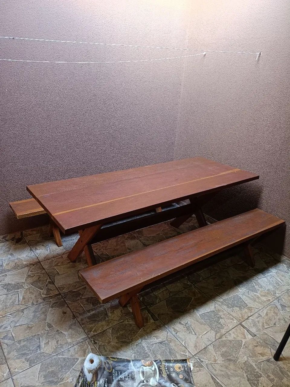 Mesa rústica com bancos