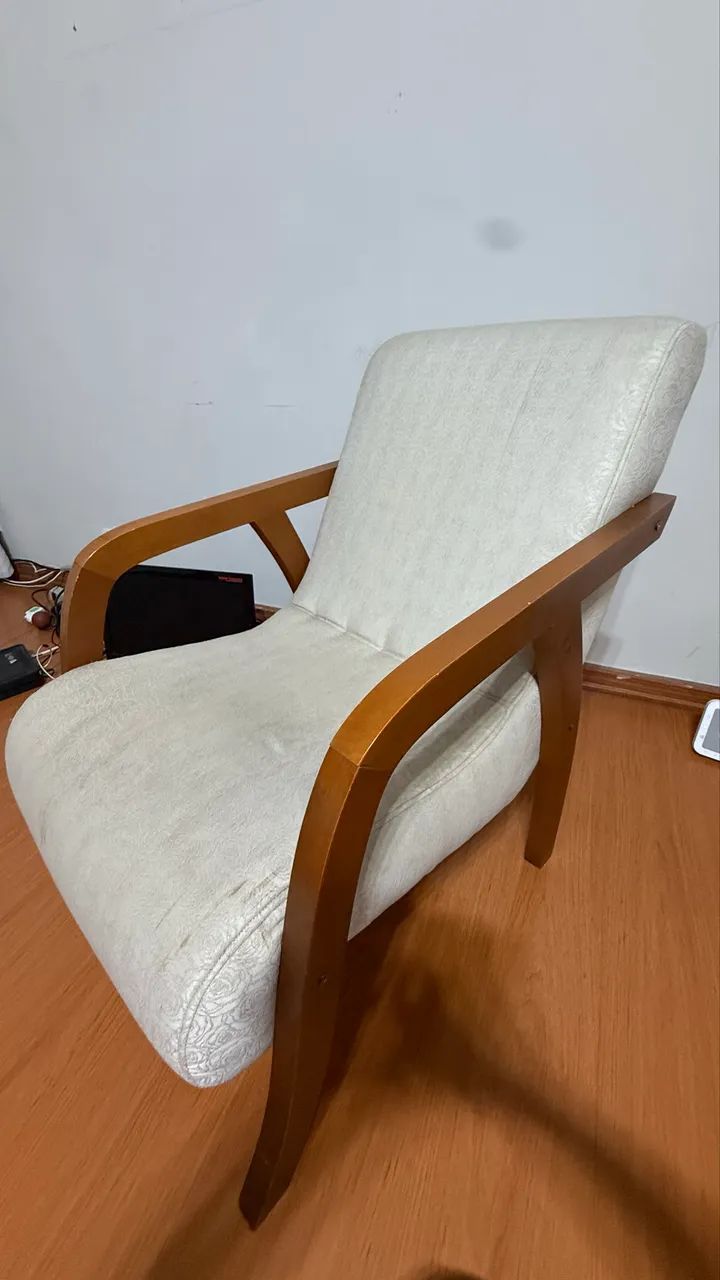 Poltrona estofada com braços de madeira