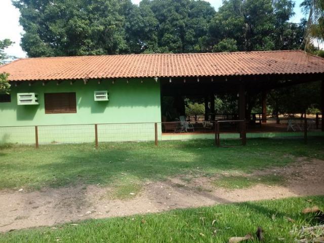 Chácara de porteira fechada no Rio Cuiabá com barco piscina gado e cavalo