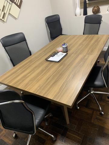 Mesa de reunião e prateleira decorativa