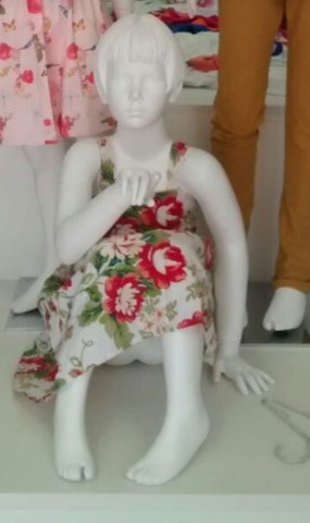 Msnequim infantil sentado