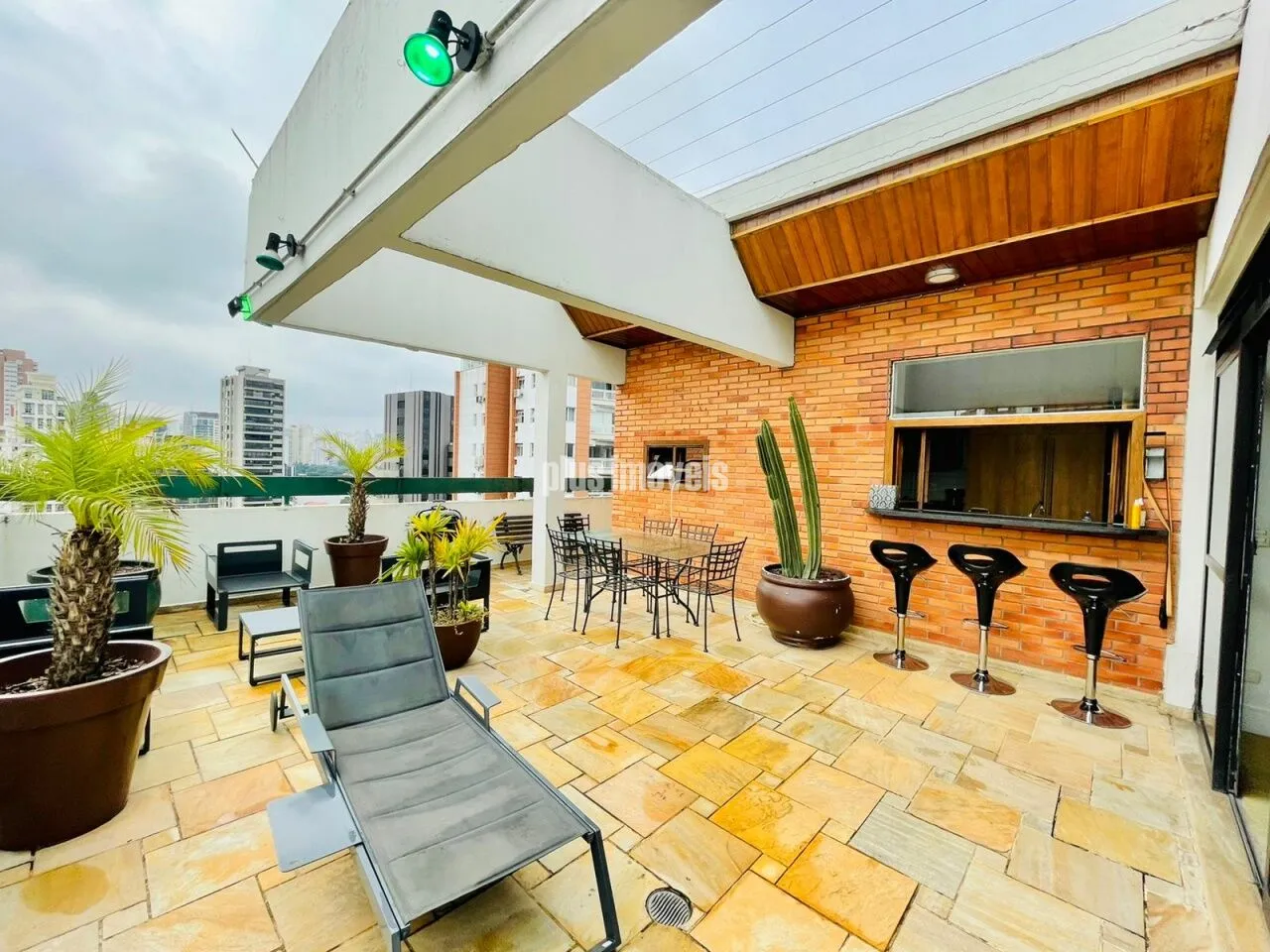 PINHEIROS - Cobertura Penthouse com 200m2 -MOBILIADO - LOCAÇÃO