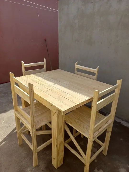 Mesa com quarto cadeiras 