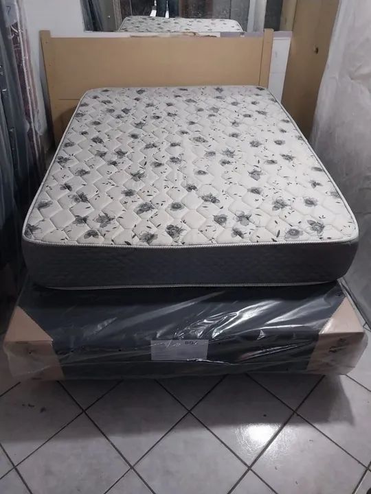 Vendo cama box de casal em excelente estado, colchão de molas ensacadas. - Foto 3