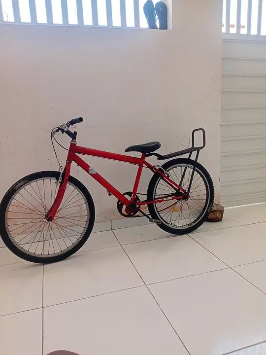 Bicicleta vermelha com marchas