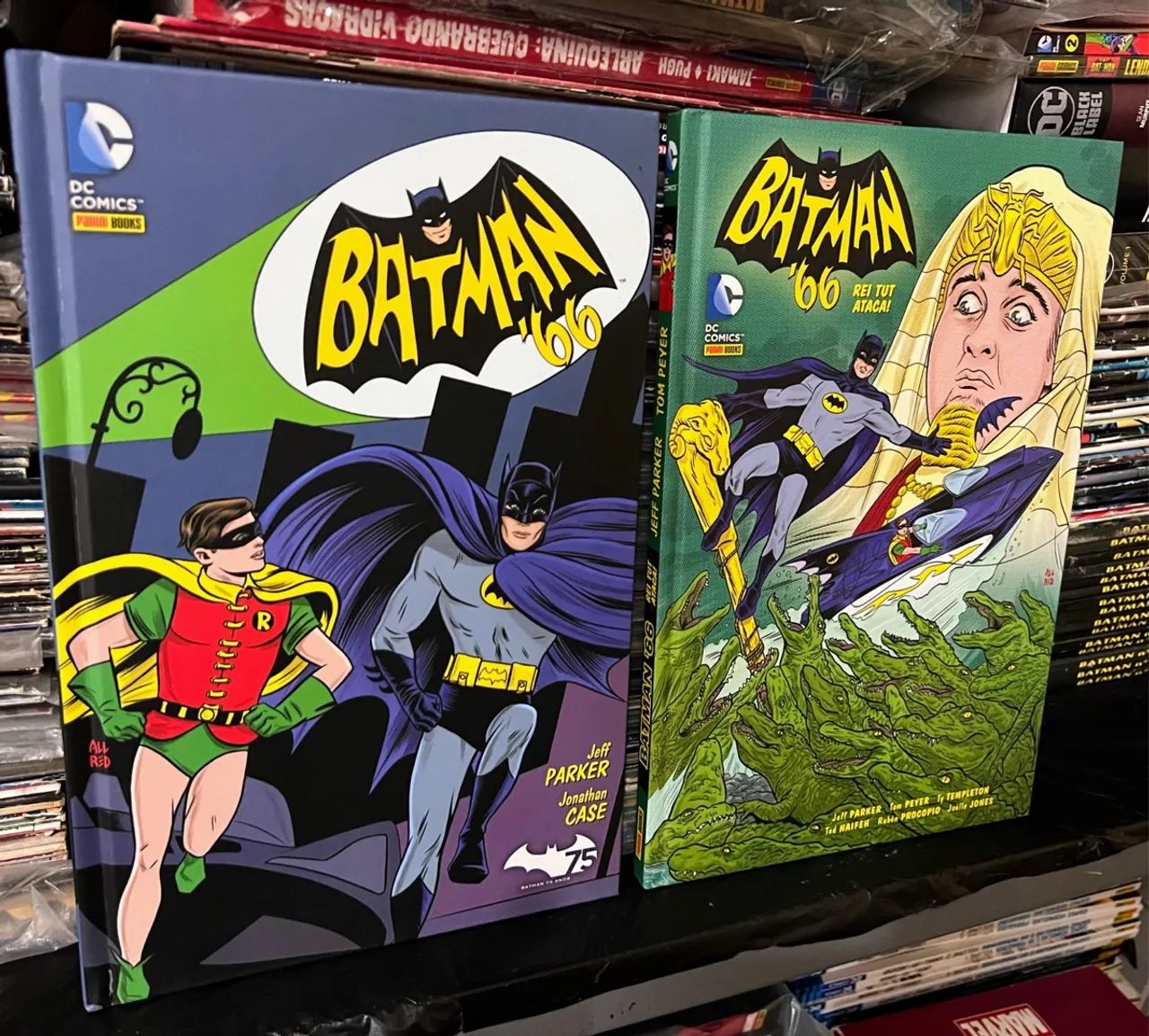 Batman 66 volumes 1 e 2 capa dura - Foto 2