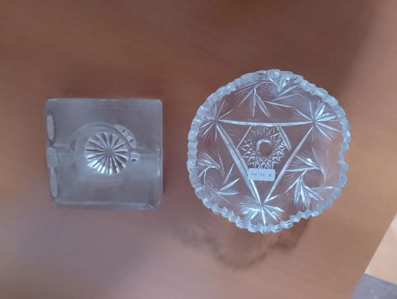 Conjunto de cinzeiro de vidro e peça de cristal sem uso 