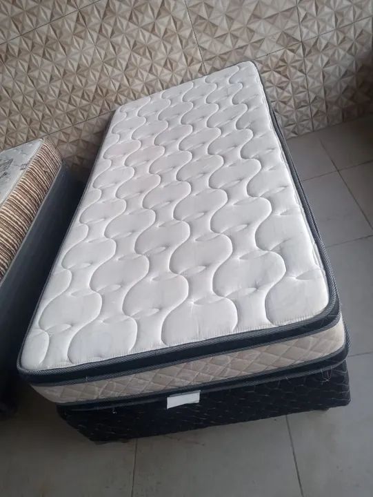 Vendo cama box  de solteiro em excelente estado, colchão de molas ensacadas.