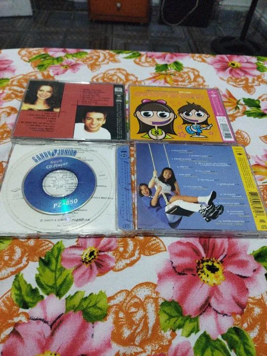 Lote de cds coletâneas Sandy e junior  - Foto 2
