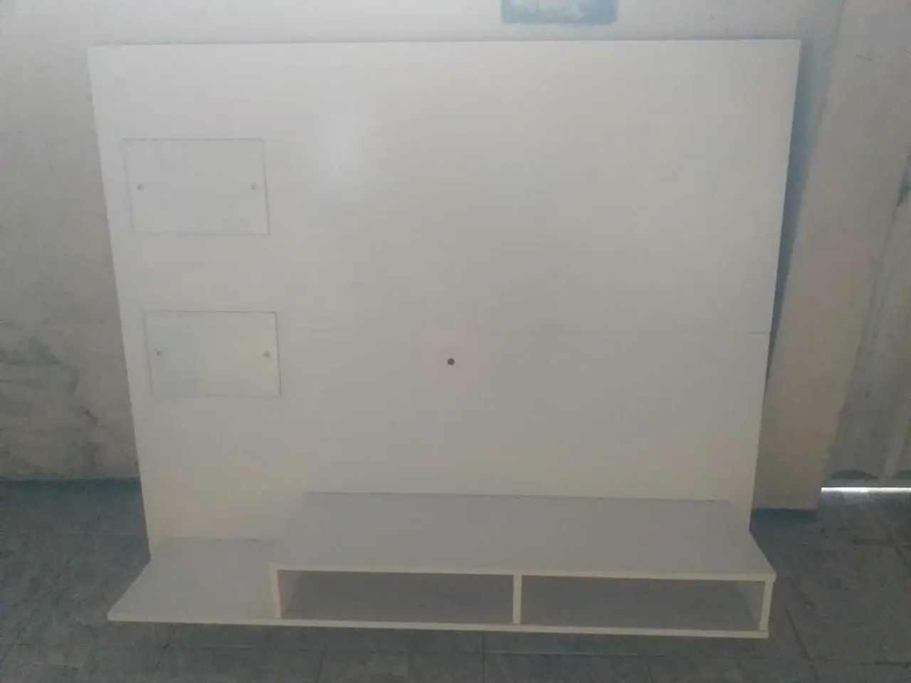 Painel para TV Branco com Nichos e Prateleira