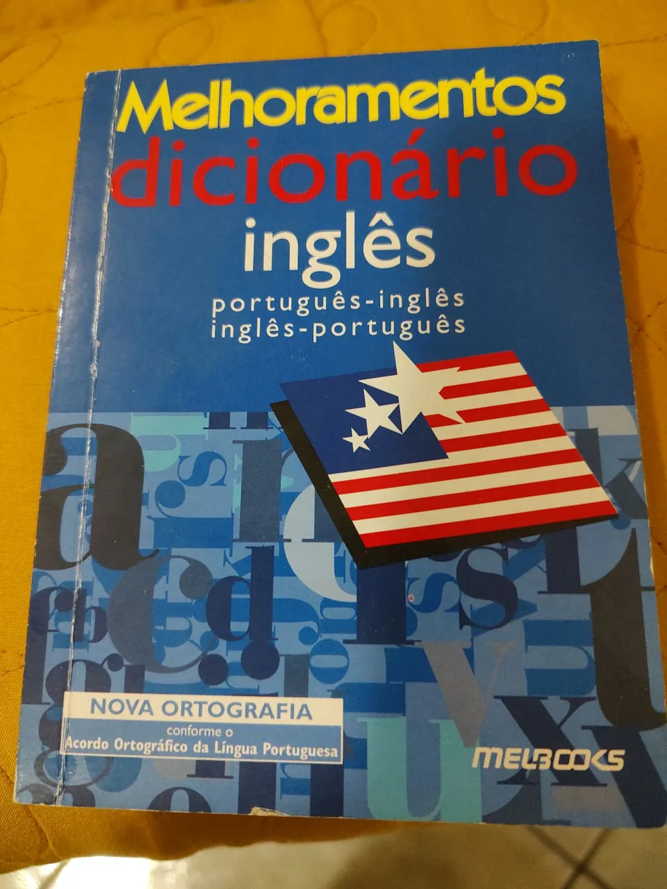 Dicionário Inglês Português e Espanhol.