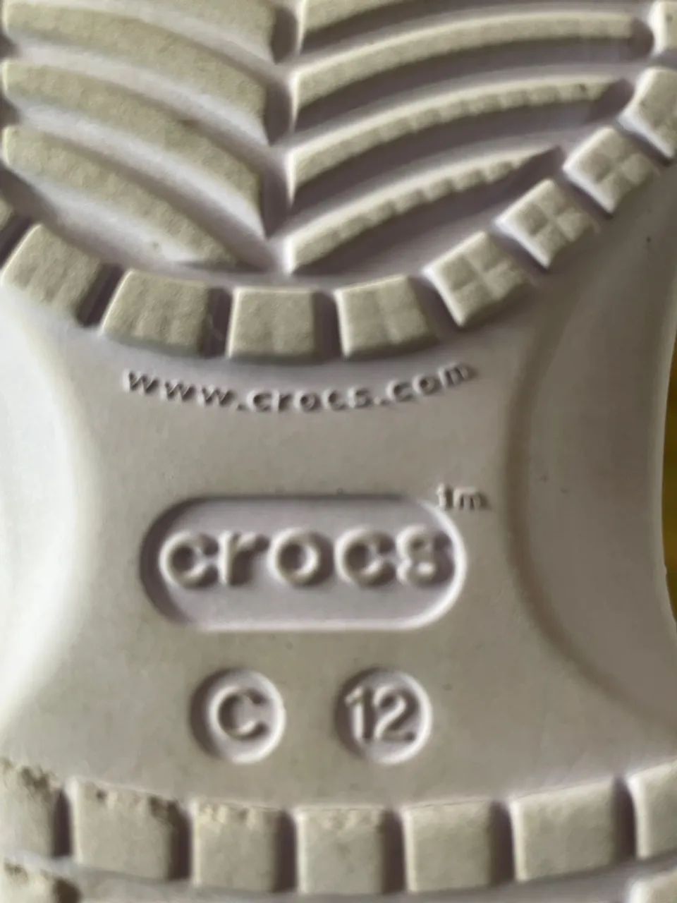 Crocs infantis tie dye - Foto 3