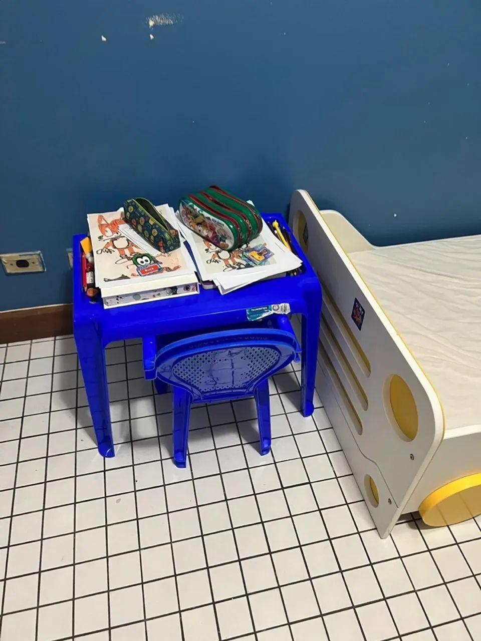 Cama Infantil com Detalhes Amarelos