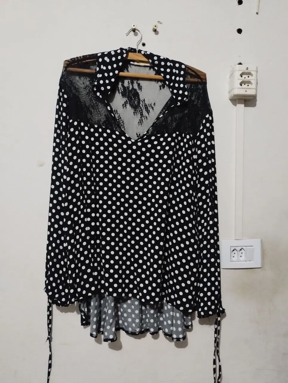 Blusa de bolinhas com detalhe em renda
