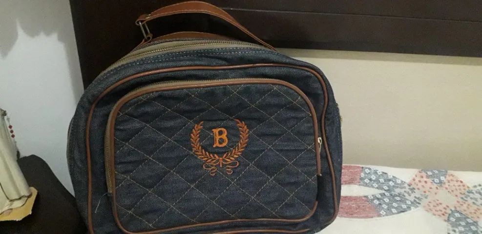 Bolsa materna jeans com a letra B