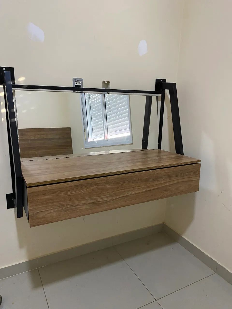 Penteadeira suspensa com espelho e gaveta